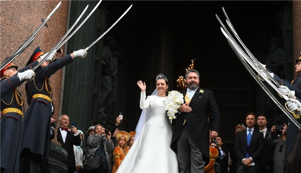 俄罗斯百年一遇“皇室婚礼”，新娘佩戴CHAUMET冠冕出嫁